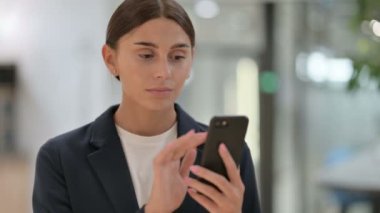 Smartphone kullanan İşkadını Portresi 