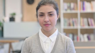 Hintli Kadın 'dan Başparmak İndirme