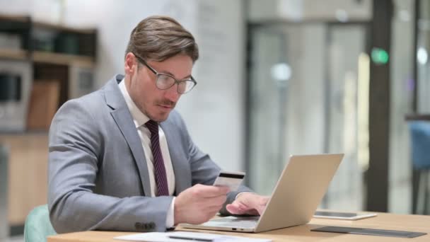 Online Betalning framgång på laptop för affärsman i Office — Stockvideo