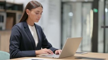 Kayıp Büro 'da dizüstü bilgisayarı olan üzgün iş kadını. 