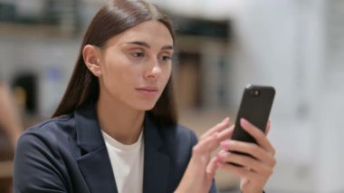 Akıllı telefon kullanan güzel iş kadınına yaklaş. 