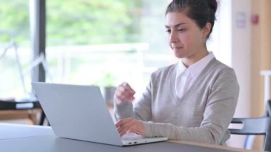 Çekici Hintli Kadın İşteki Laptop 'ta Düşünüyor ve Çalışıyor 