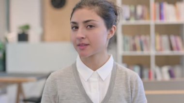 Onaylamayan Hintli Kadın Başınızı Sarsmayın 