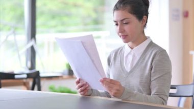 İşte Belgeleri Okuyan Hintli Kadın 