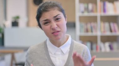 Kızgın Hintli İş Adamı Dövüşüyor, Tartışıyor 