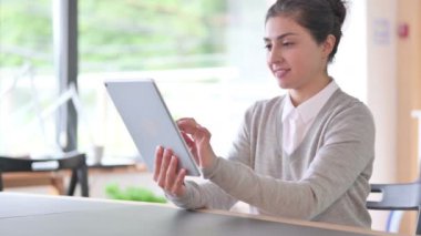 Tabletli Başarılı Hintli Kadın Kutlama 