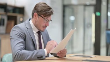 İşadamı Ofiste Belgeleri Okuyor 