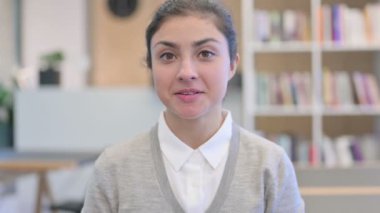 Başarı Kutlaması İçin Heyecanlı Hintli Kadın