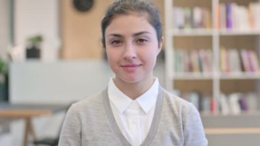 Gülümseyen Hintli Kadın Kameraya Bakıyor