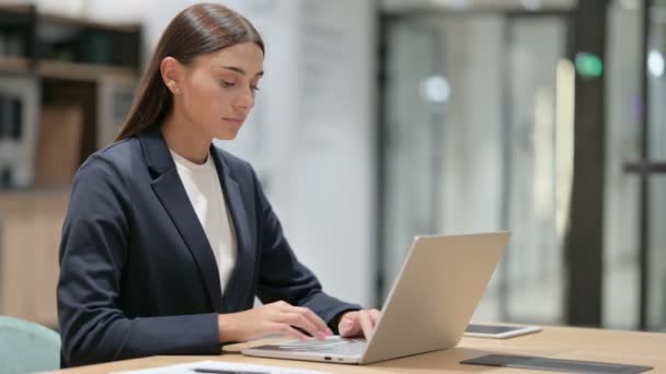 Rozrušená podnikatelka se ztrátou na notebooku v kanceláři — Stock video