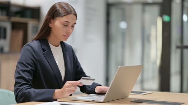 Online Betalning misslyckande på laptop av affärskvinna i Office — Stockvideo