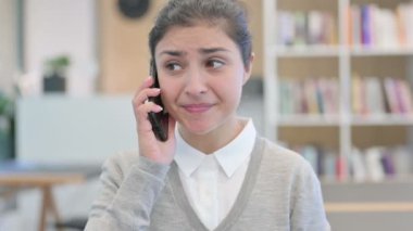 Akıllı telefondan konuşan kızgın Hintli kadın. 