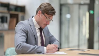 Ofisteki Kağıda Yazan İşadamı 