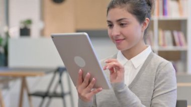 Tablette Başarı Kazanan Mutlu Hintli Kadın 