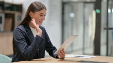 Mutlu İş Kadınları Tabletten Video Çağrısı Yapıyor 