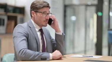 Neşeli İş Adamı Ofiste Akıllı Telefonla Konuşuyor
