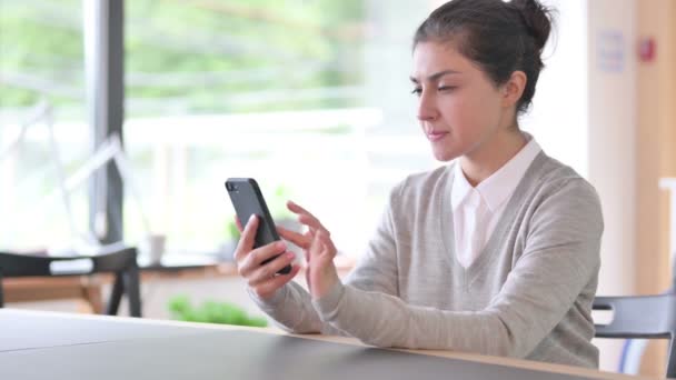 Zklamaná indická žena se ztrátou na Smartphone — Stock video