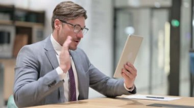 Ofisteki Tablet 'e Video Çağrısı Yapan Profesyonel İşadamı