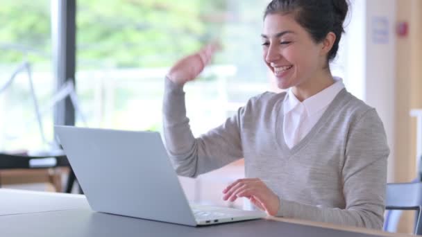 Indiska kvinna gör videochatt på laptop på jobbet — Stockvideo