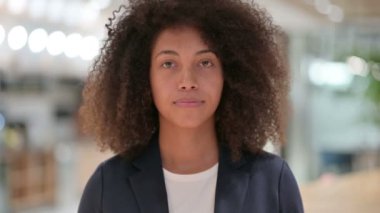 Genç Afrikalı İş kadını Kafa Sallama İşareti Göstermiyor 