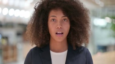 Genç Afrikalı İş Kadını Kayıp ve Başarısızlığa Tepki Veriyor