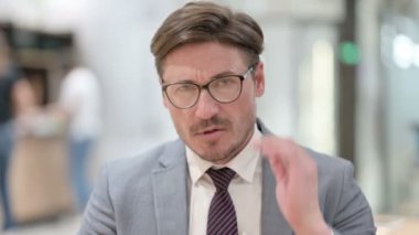 Stresli İşadamı 'nın boyun ağrısının portresi