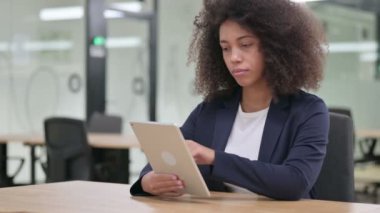 Tablet kullanan Ciddi Afrikalı Genç İş Kadını 