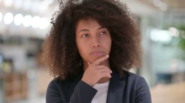 Genç Afrikalı İş kadını Düşünüyor ve Fikir ediniyor