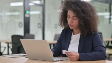 Afrikalı İş Kadını Bilgisayarda Çevrimiçi Ödeme Başarı Aldı 
