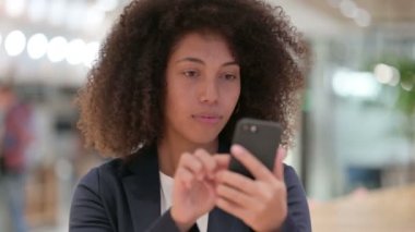 Heyecanlı Afrikalı İş Kadını Akıllı Telefon 'da Başarı Kutlaması 