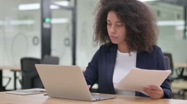 Laptop Okuma Belgeleriyle Afrikalı İş Kadını 