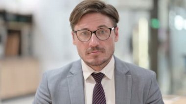 Dalgın İşadamının Bir Şey Düşünen Portresi