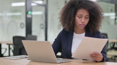 Dizüstü bilgisayarlı Afrikalı İş Kadını Belgelerde Başarı Kazandı 