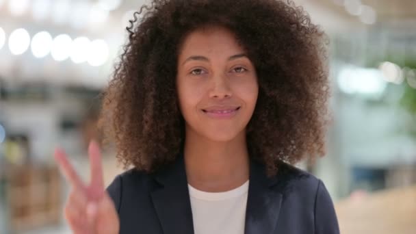 Jovem empresária africana bem sucedida mostrando sinal de vitória — Vídeo de Stock