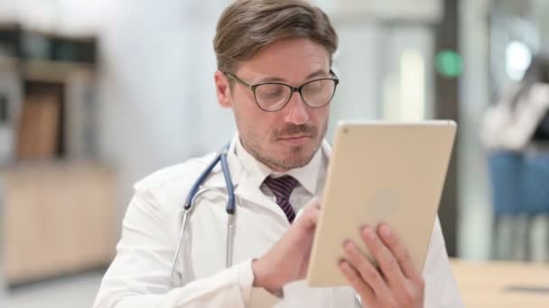 Dijital Tablet kullanan Erkek Doktor Portresi — Stok video