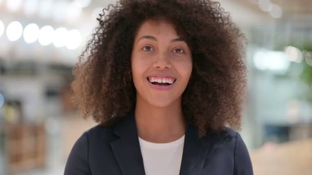 Ενθουσιασμένη Νεαρή Αφρικανή Επιχειρηματίας Χειροκρότημα, Χειροκρότημα — Αρχείο Βίντεο
