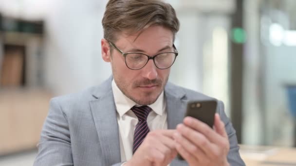 Retrato de Empresário excitado comemorando o sucesso no Smartphone — Vídeo de Stock