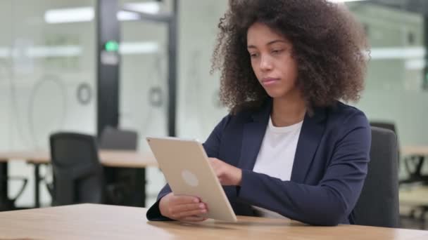 Joven empresaria africana seria usando Tablet — Vídeos de Stock