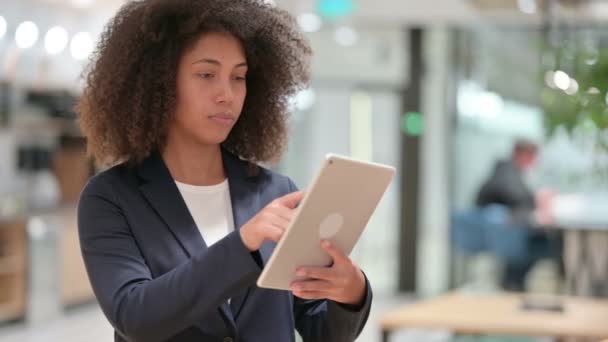 Jovem empresária africana usando tablet digital — Vídeo de Stock