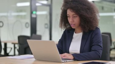 Heyecanlı Afrikalı İş Kadını Dizüstü bilgisayarda Başarı Kutlaması 