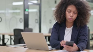 Akıllı telefon kullanan Afrikalı İş kadını 