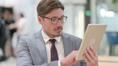 Dijital Tablet kullanan İşadamının Portresi