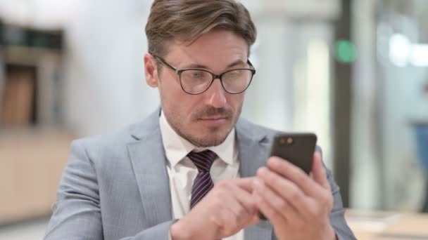 Retrato de Empresario usando Smartphone — Vídeo de stock