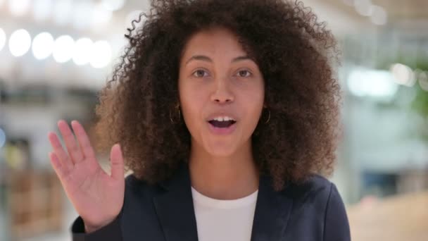 Молодая африканская бизнесвумен делает видеоклип — стоковое видео