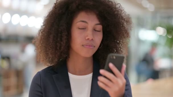 Розмова розлюченої молодої африканської ділової жінки на Смартфоні — стокове відео