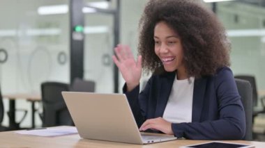 Genç Afrikalı İş Kadını Bilgisayarda Video Çağrısı Yapıyor 