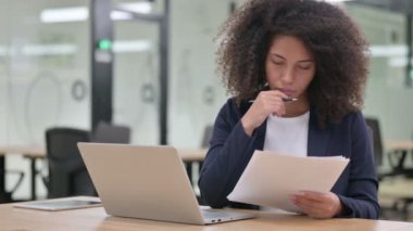 Laptop ve Belgelerde Çalışan Afrikalı İş Kadını 