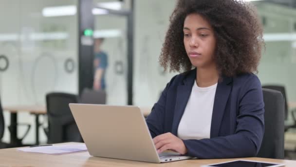 Joven empresaria africana con portátil que tiene dolor de muñeca — Vídeos de Stock