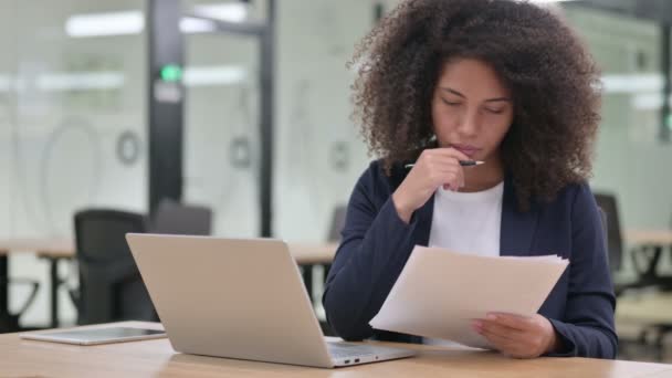 Afrikaanse zakenvrouw werkt aan laptop en documenten — Stockvideo