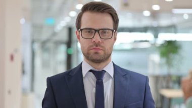 Kamerayı işaret eden Ciddi İşadamı Portresi